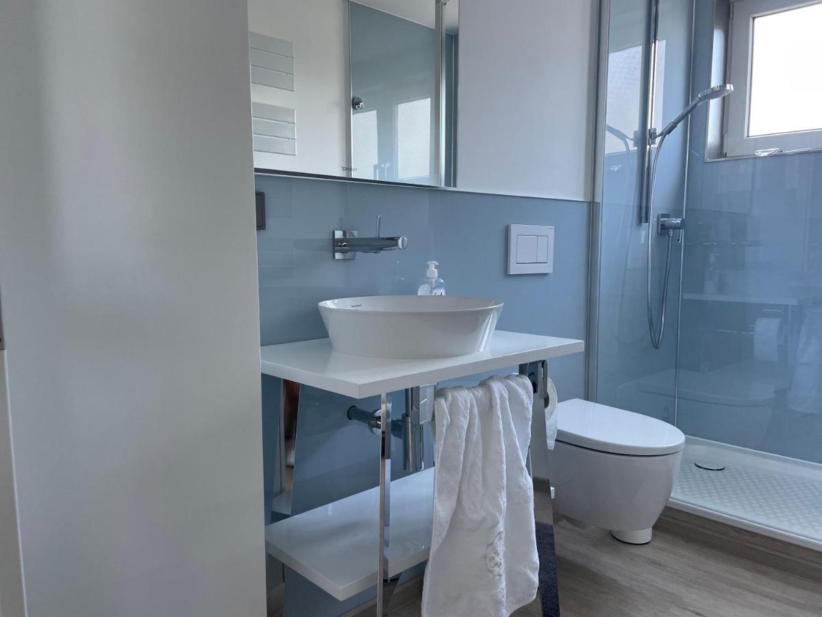 Badezimmer mit blauen Wänden und weißem Waschtisch